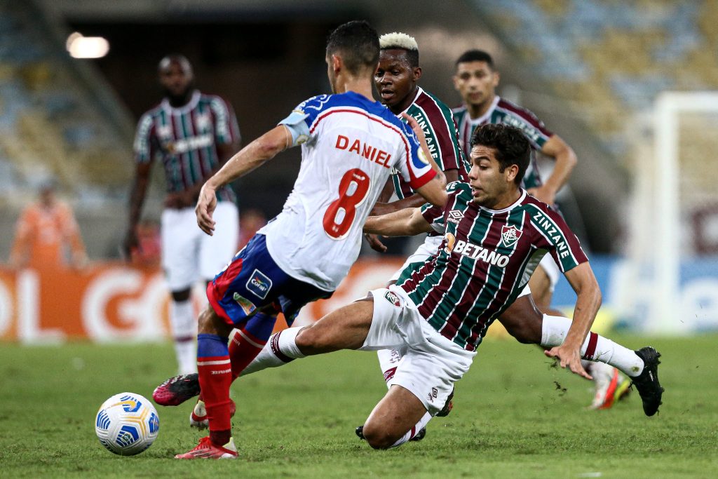 Fluminense enfrenta o Bahia pelo Campeonato Brasileiro de 2021. Na foto, Nonato (Flu) disputa a bola com Daniel (Bahia)